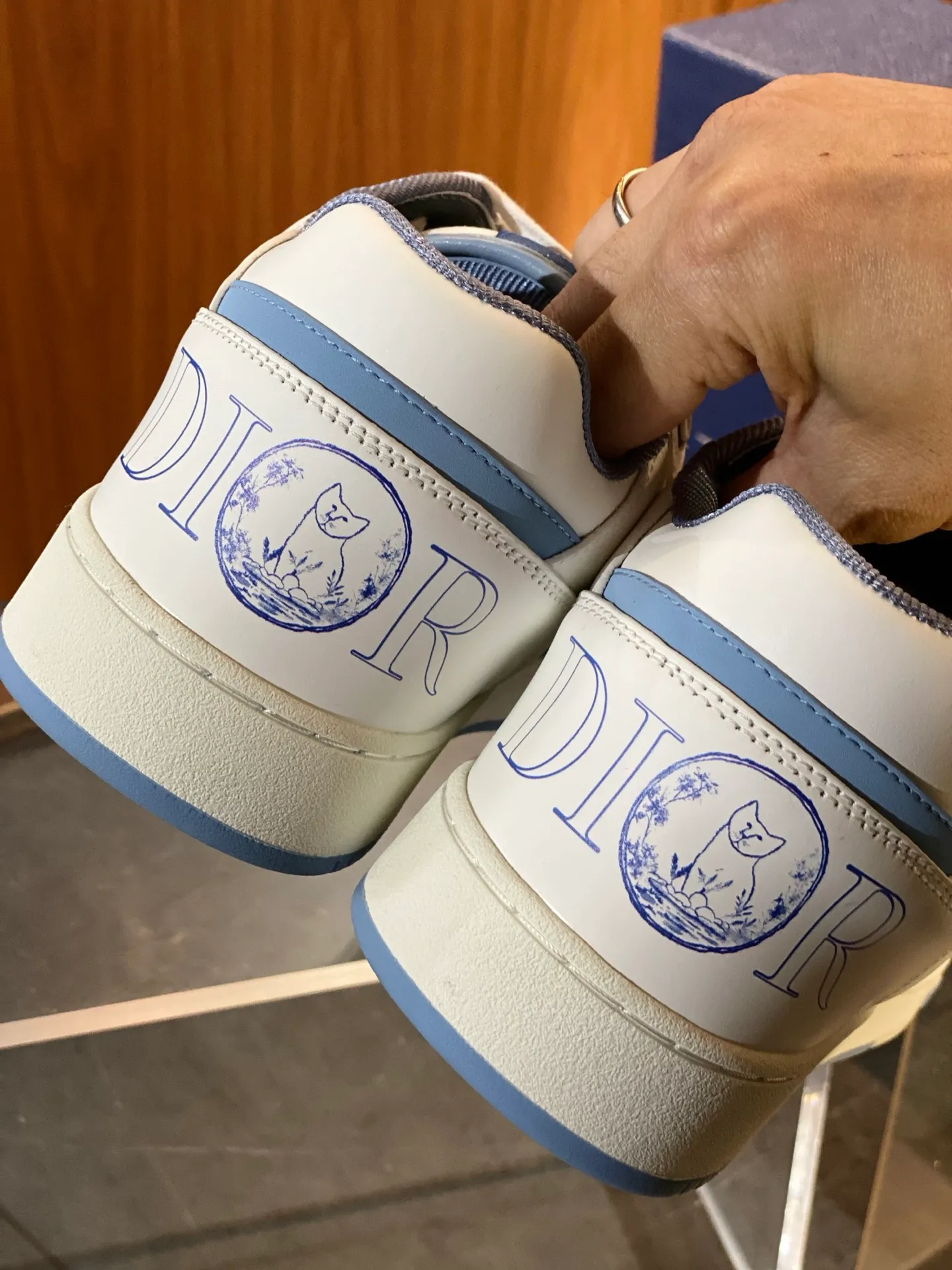 💰780 Dior | New B27 styles for men and women ♞size; women 35~40 men 38~47 DIOR AND HYLTON NEL B27 Uptown The best and most eye-catching Dior is B27, the combination is invincible. Versatile for daily use, no choice of combinations. B27 feels comfortable on the feet ~ If you like this kind of elegant and simple color matching, you must buy it